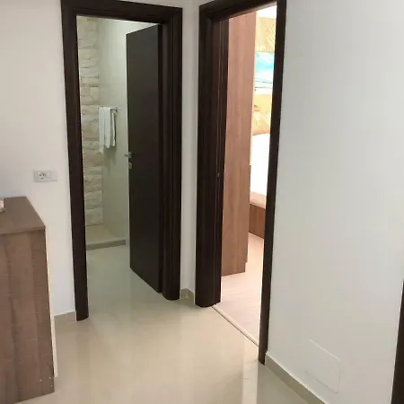 Apartment Lira *